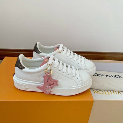 Tênis Couro Branco Relevo Monograma Rosa
