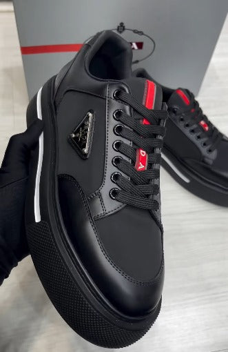 Tênis Couro Preto Detalhe Vermelho