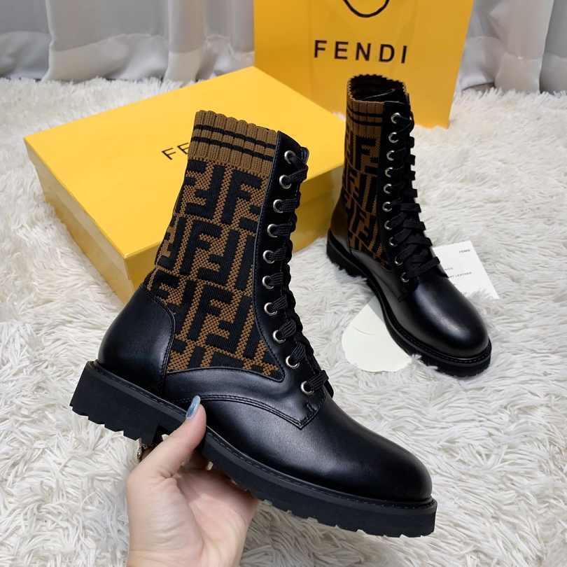 Bota Couro Preto Cano Médio Estruturada