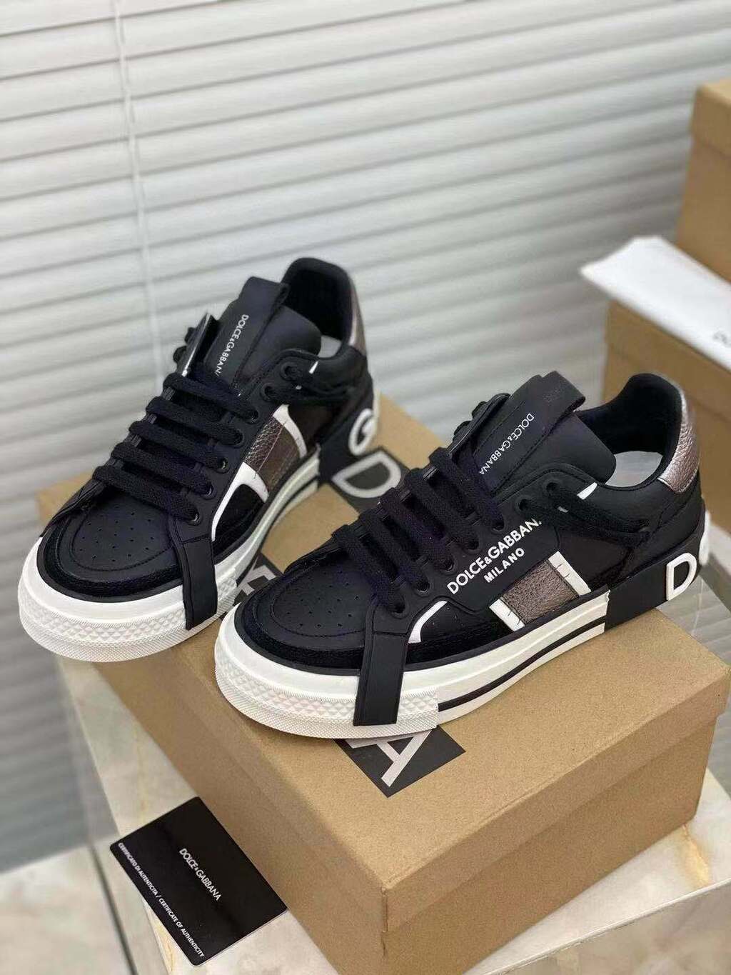Tênis Couro Preto Detalhe Metálico Cano Baixo