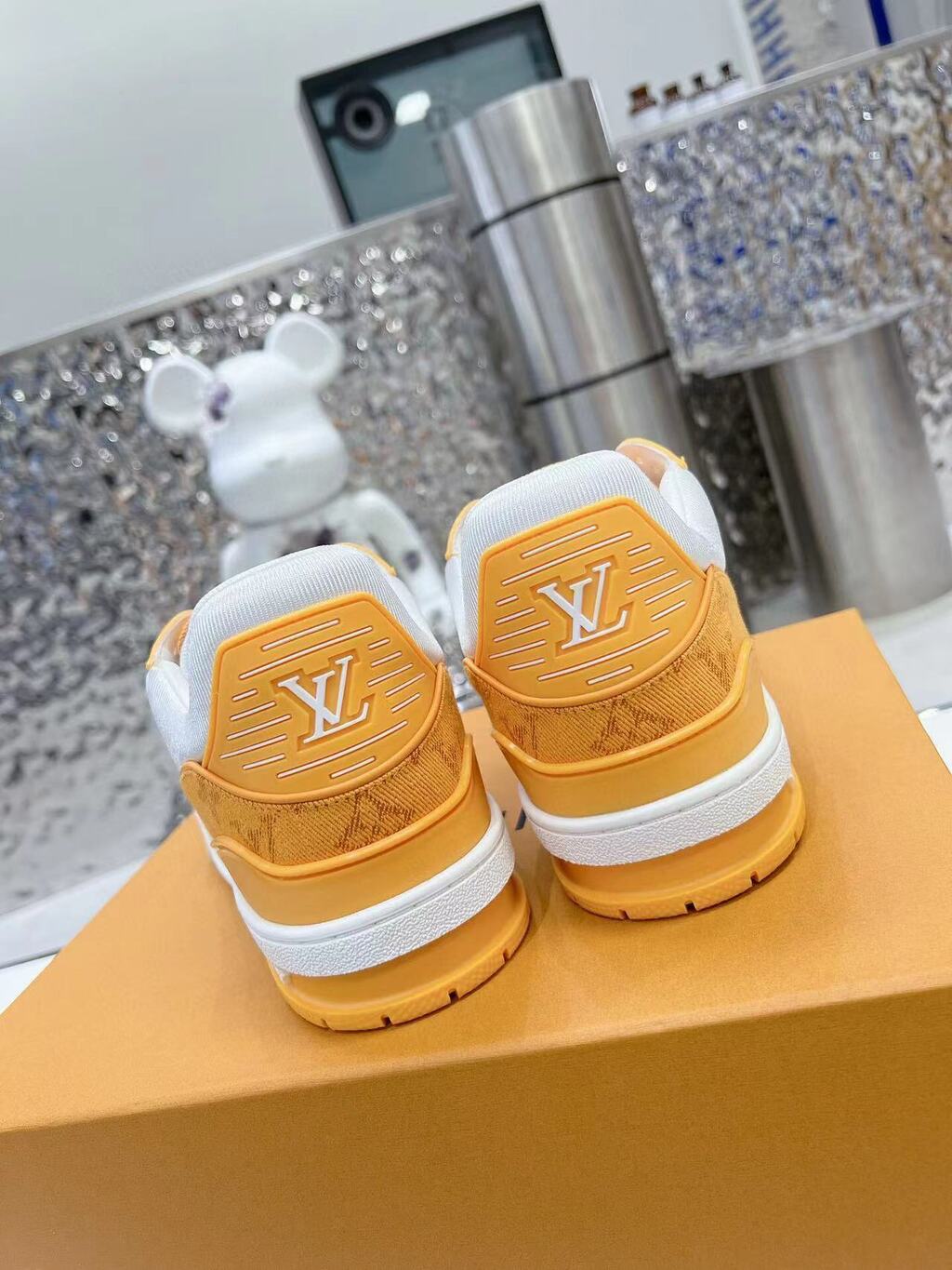Tênis Cano Baixo Denim Amarelo Padrão Monograma Geométrico Branco