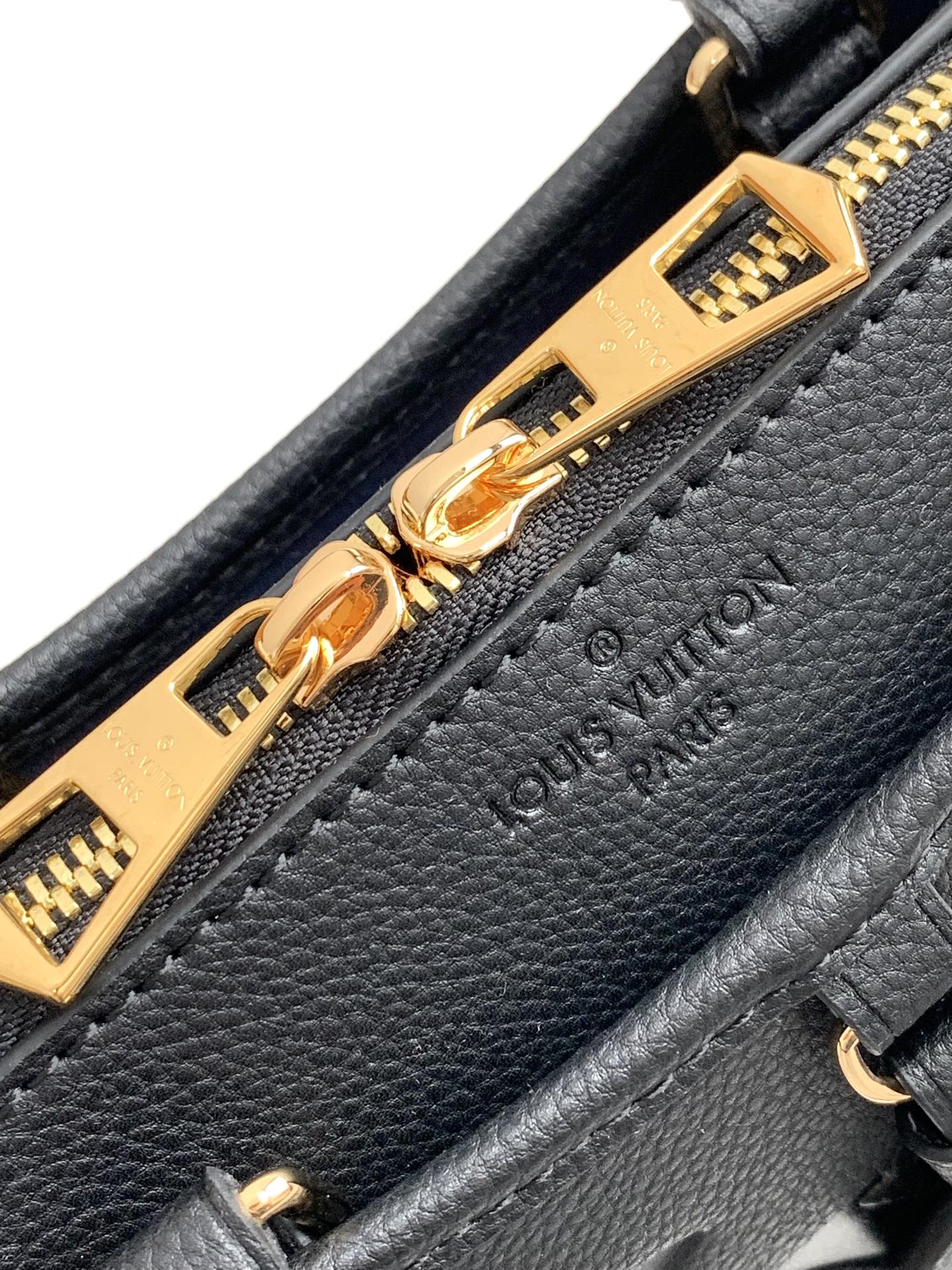 Bolsa Satchel Couro Estruturada Marrom Placa Triangular