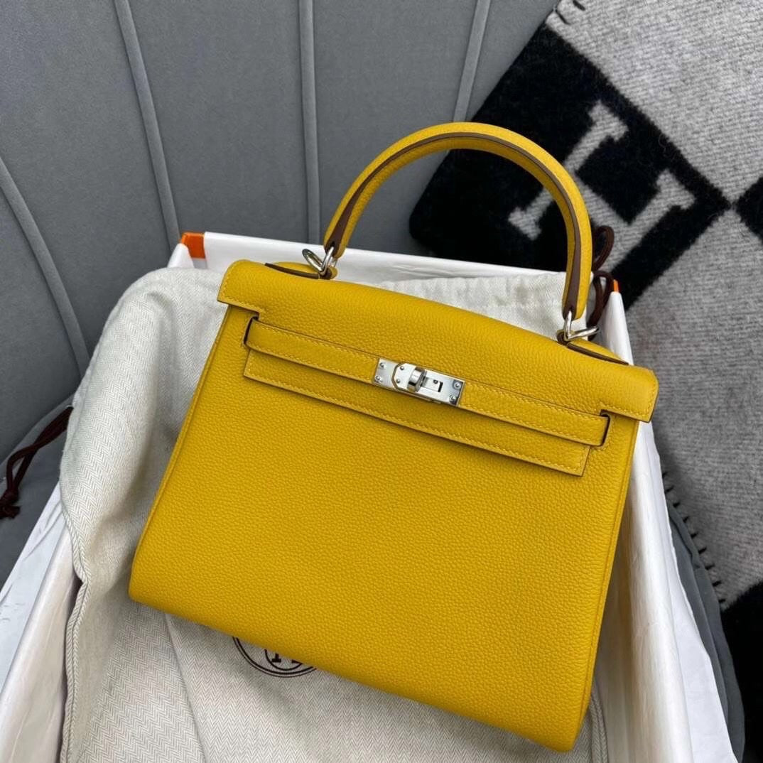 Bolsa Satchel Couro Estruturada com Fecho Frontal