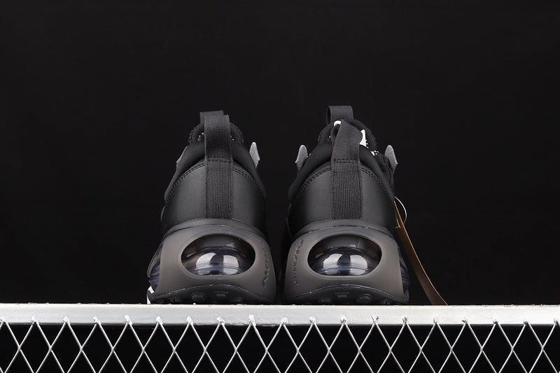 Tênis Runner Malha Preto Detalhes Brancos