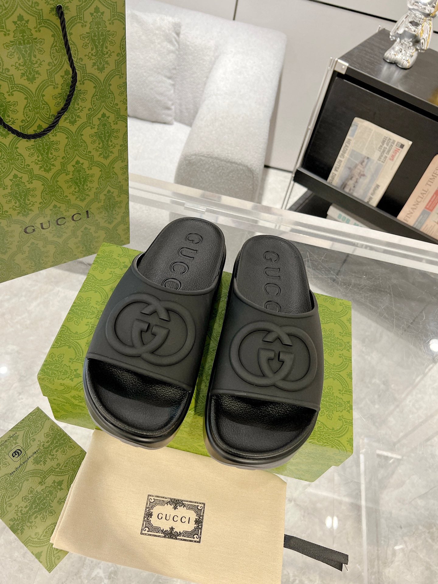 Sandália Slider Couro Preto Placa Frontal Letras Entrelaçadas