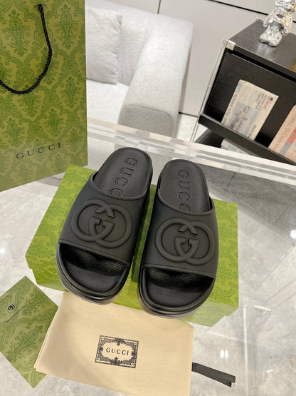 Sandália Slider Couro Preto Placa Frontal Letras Entrelaçadas