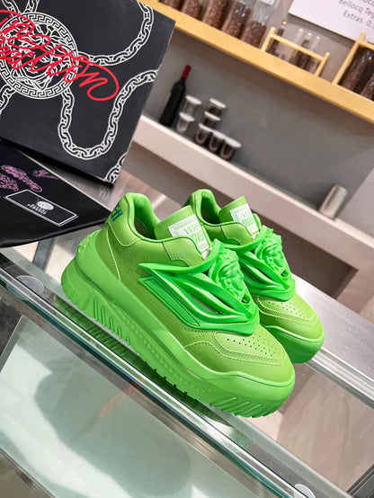 Tênis Cano Baixo Couro Verde Neon Detalhe Medalhão