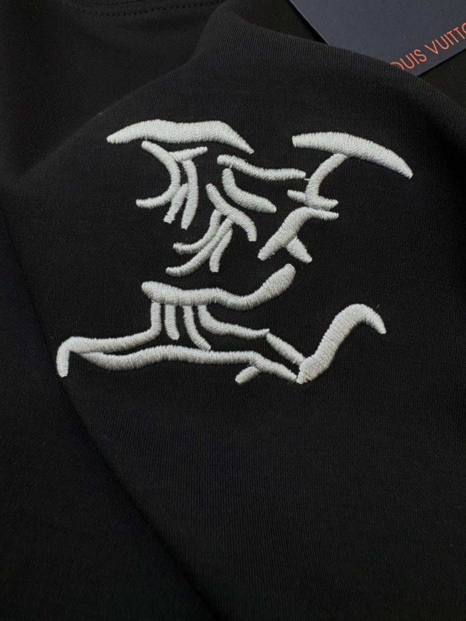 Camiseta Algodão Padrão Monograma Geométrico