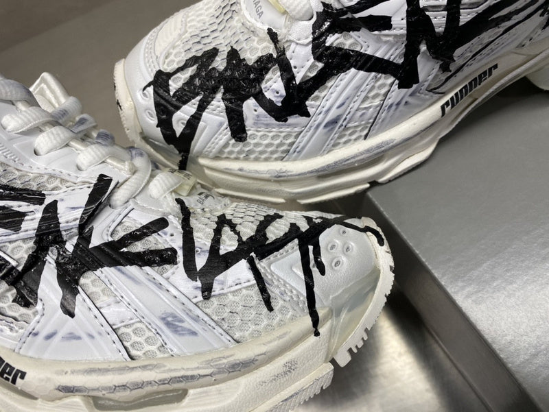 Tênis Runner Couro Cinza Detalhe Grafite