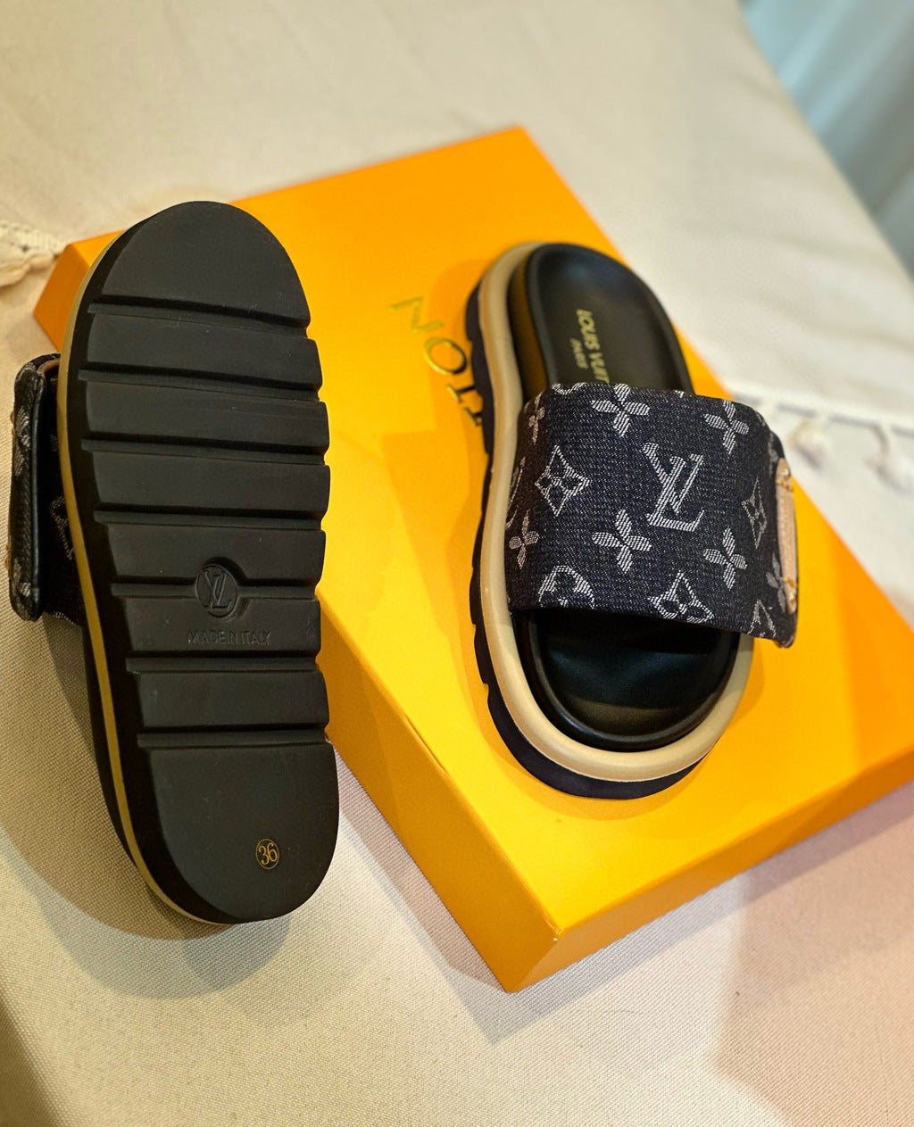 Chinelo Flatform Pillow Preto