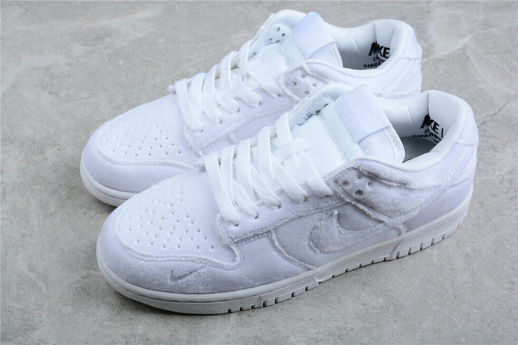 Tênis Cano Baixo Veludo Branco com Detalhes em Relevo