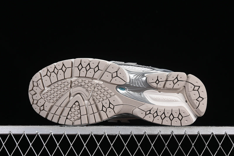 Tênis Runner Malha Silver Metálico Detalhe Cinza
