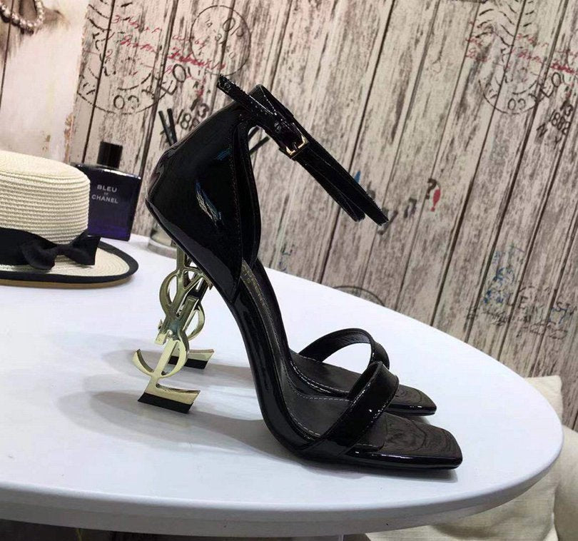 Sandália Couro Preto Tira Frontal com Medalhão