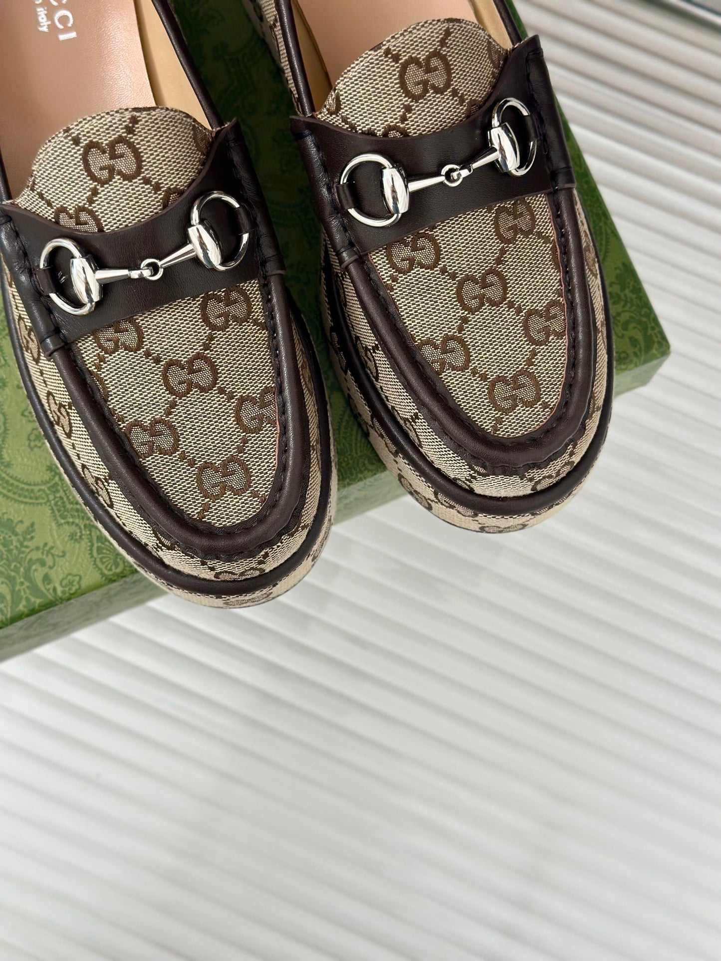 Mocassim Couro Marrom Escuro Letras Entrelaçadas