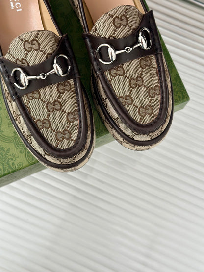 Mocassim Couro Marrom Escuro Letras Entrelaçadas