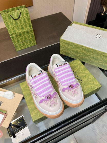 Tênis Couro Branco Letras Entrelaçadas Detalhe Roxo Sunset