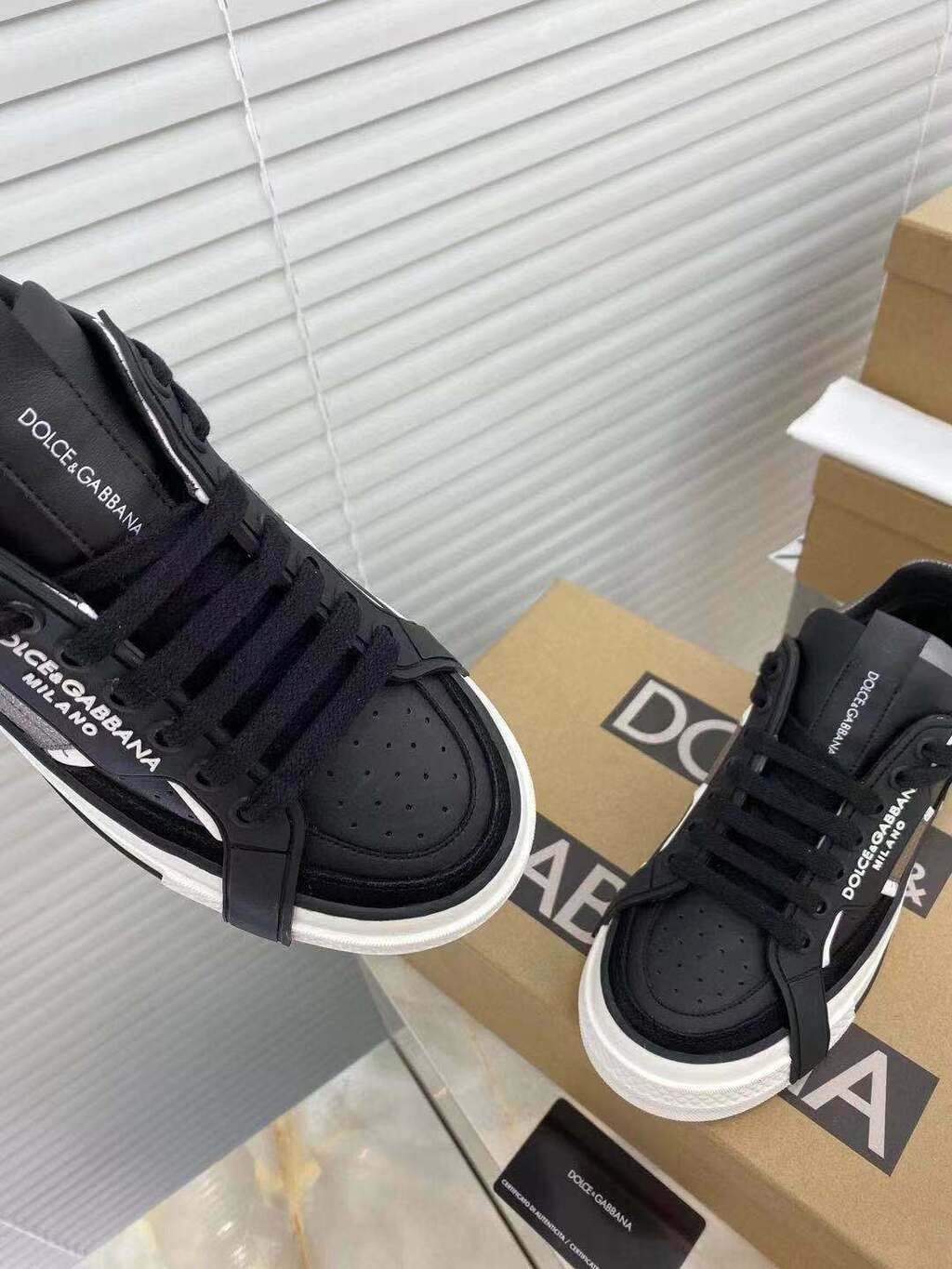 Tênis Couro Preto Detalhe Metálico Cano Baixo