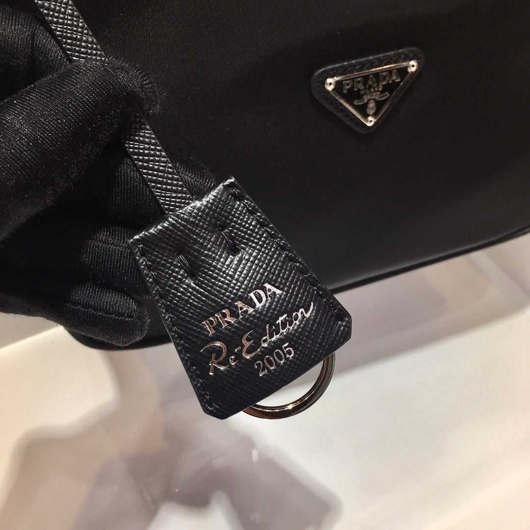 Bolsa Satchel Nylon Preto Placa Triangular Mini