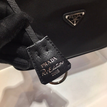 Bolsa Satchel Nylon Preto Placa Triangular Mini