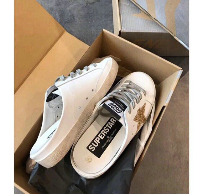 Tênis Slip On Couro Branco Estrela Aplicada Dourada