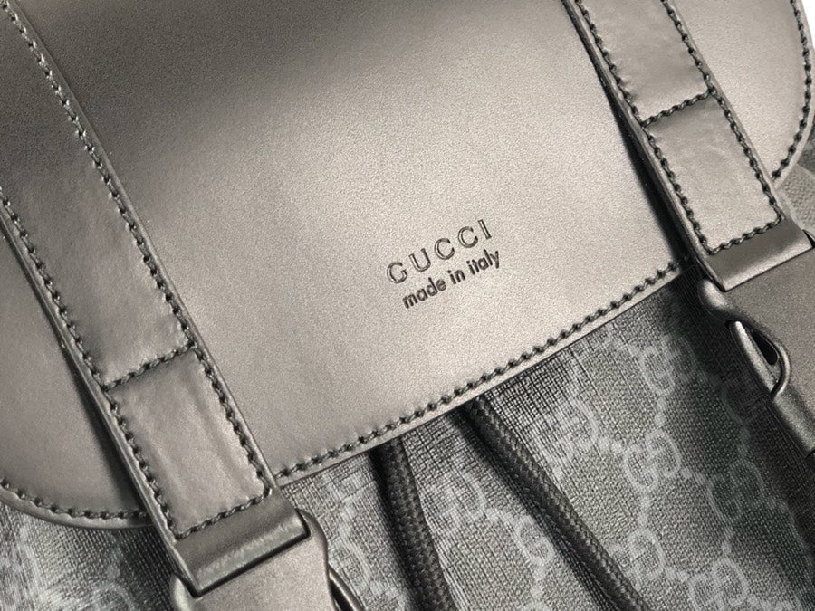 Mochila Couro Padrão Letras Entrelaçadas