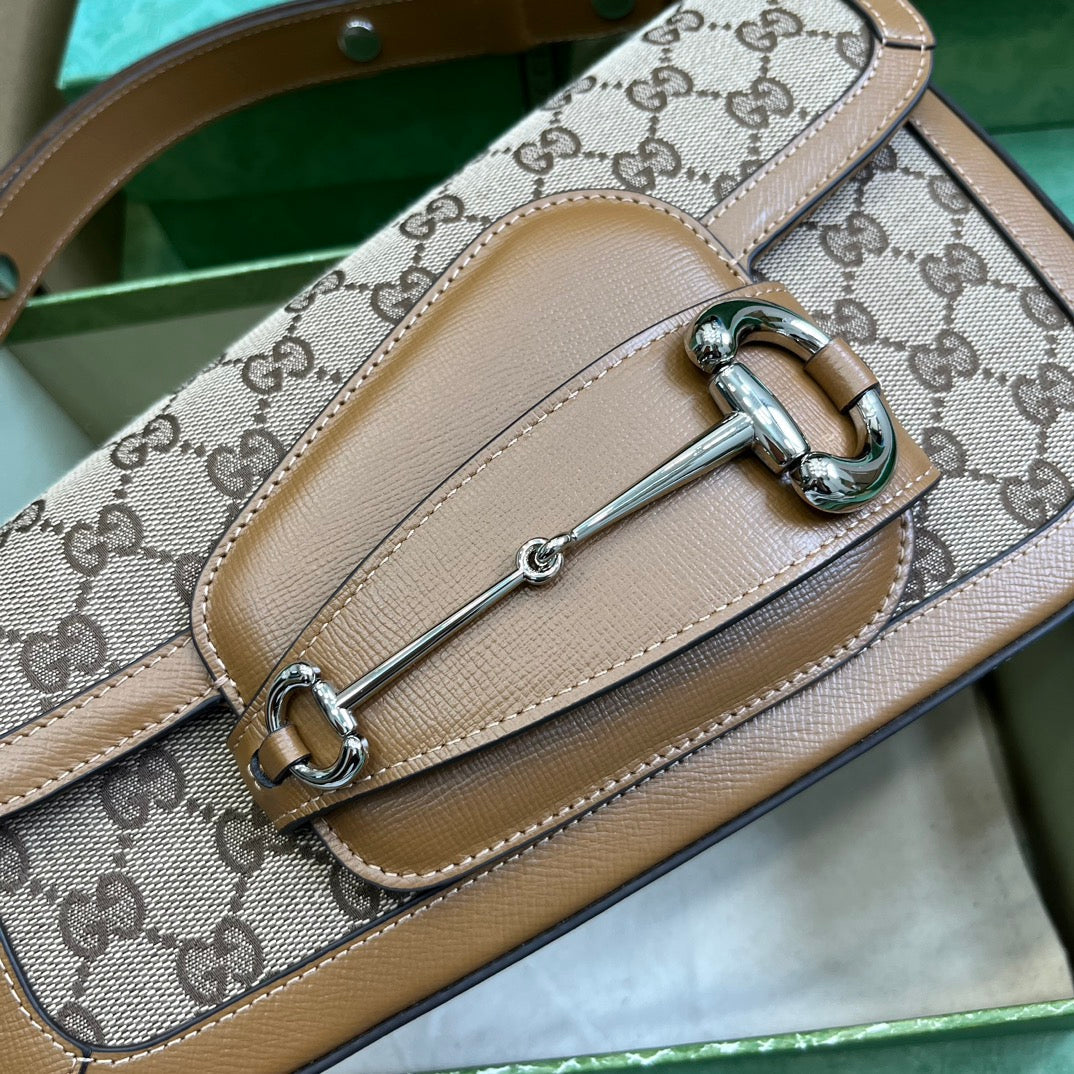 Bolsa Couro Marrom Fechamento Metálico Ferradura