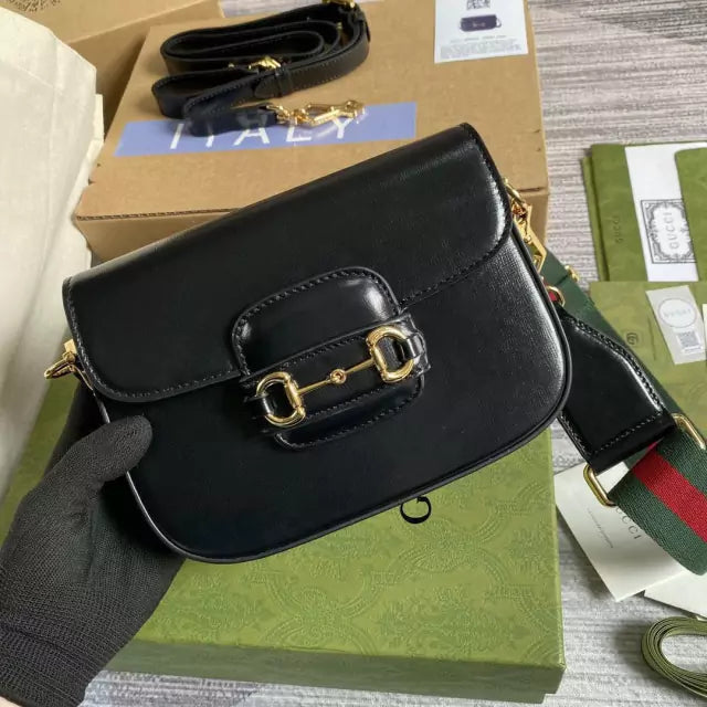 Bolsa Couro Preto Fechamento Metálico Ferradura