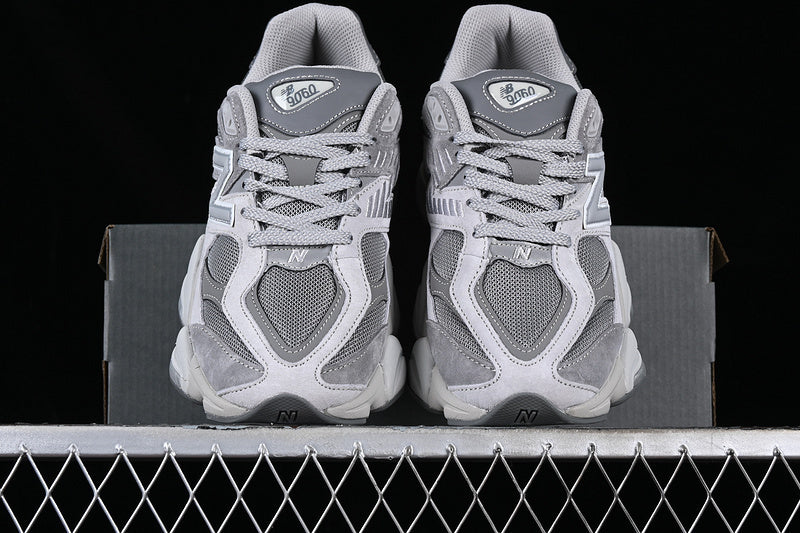 Tênis Runner Cinza Chumbo Detalhes Contrastantes