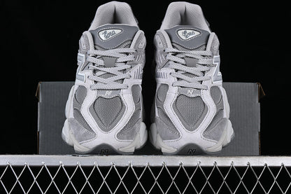 Tênis Runner Cinza Chumbo Detalhes Contrastantes
