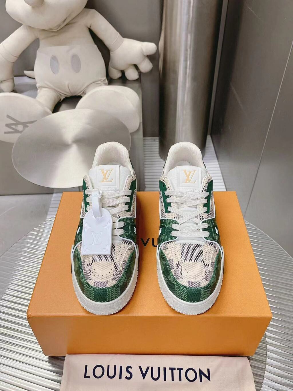 Tênis Couro Branco Detalhes Coloridos Verde Cinza Marrom