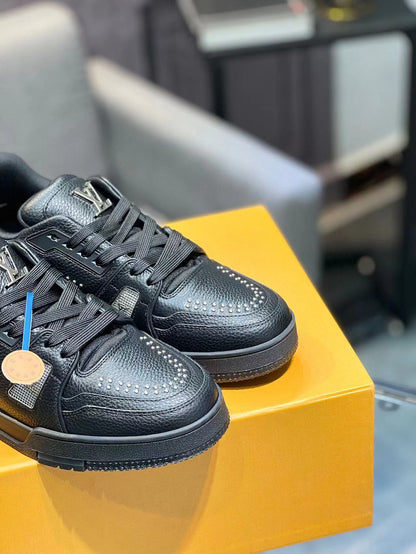 Tênis Couro Preto Detalhe Dourado