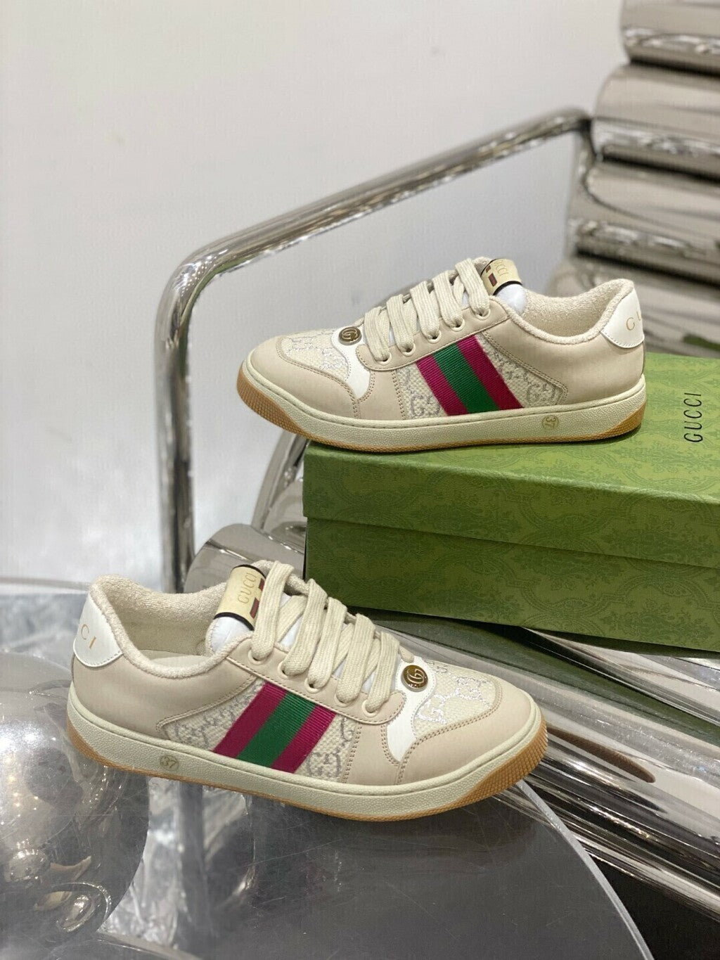 Tênis Couro Creme Detalhes Laterais Minimalista