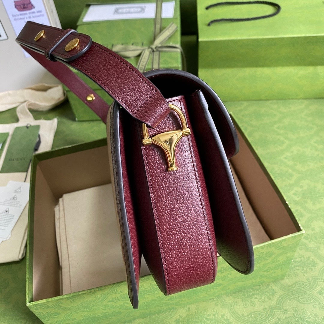 Bolsa Satchel Couro Letras Entrelaçadas Marrom com Fivela Metálica