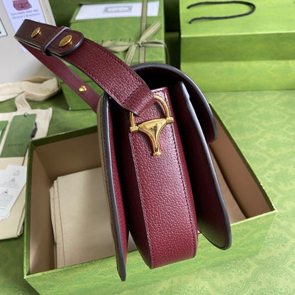 Bolsa Satchel Couro Letras Entrelaçadas Marrom com Fivela Metálica