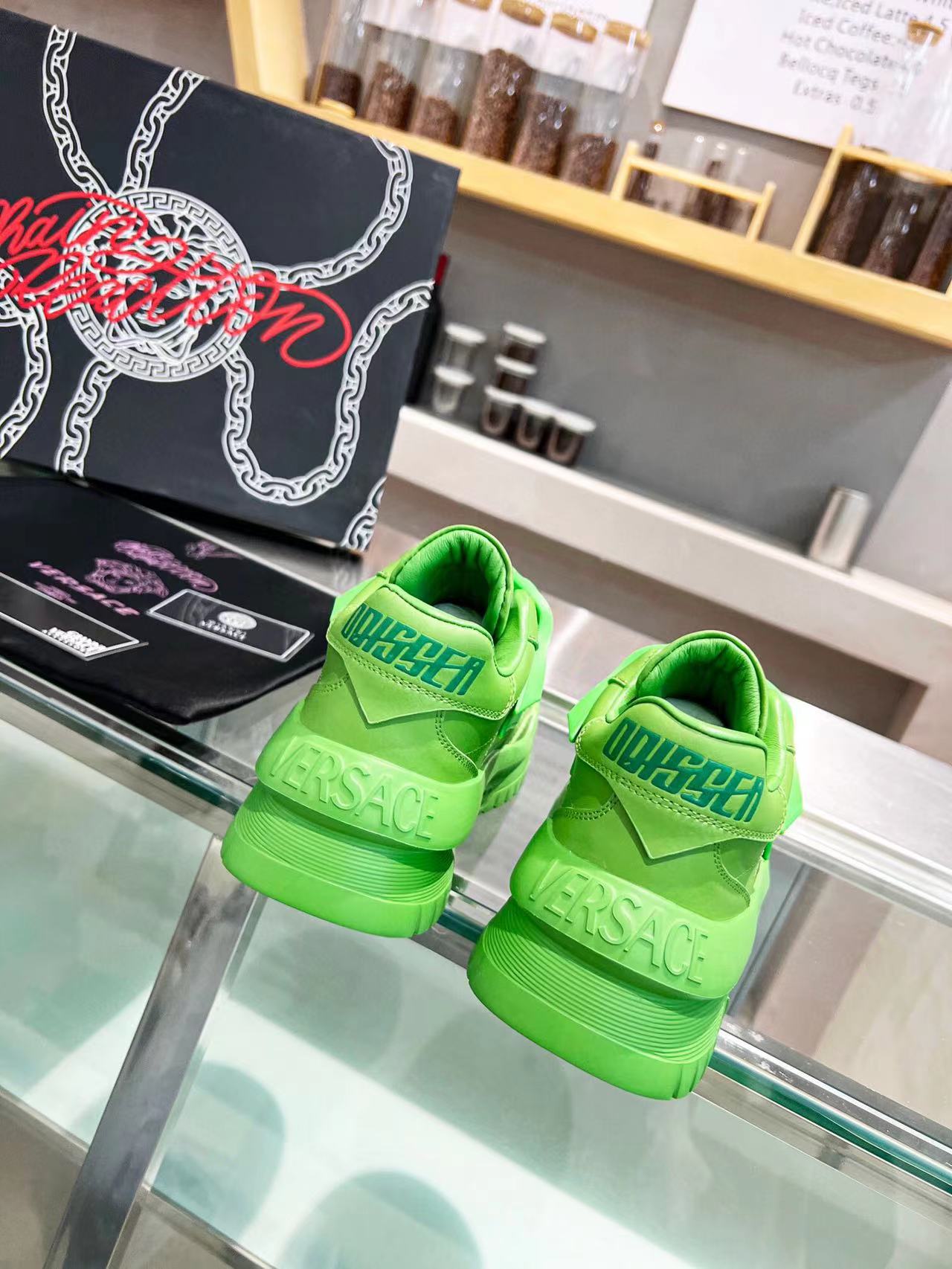 Tênis Cano Baixo Couro Verde Neon Detalhe Medalhão
