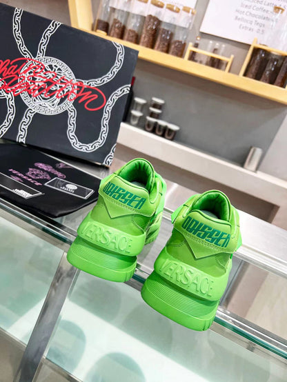 Tênis Cano Baixo Couro Verde Neon Detalhe Medalhão