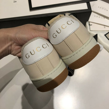 Tênis Couro Creme Detalhes Laterais Minimalista