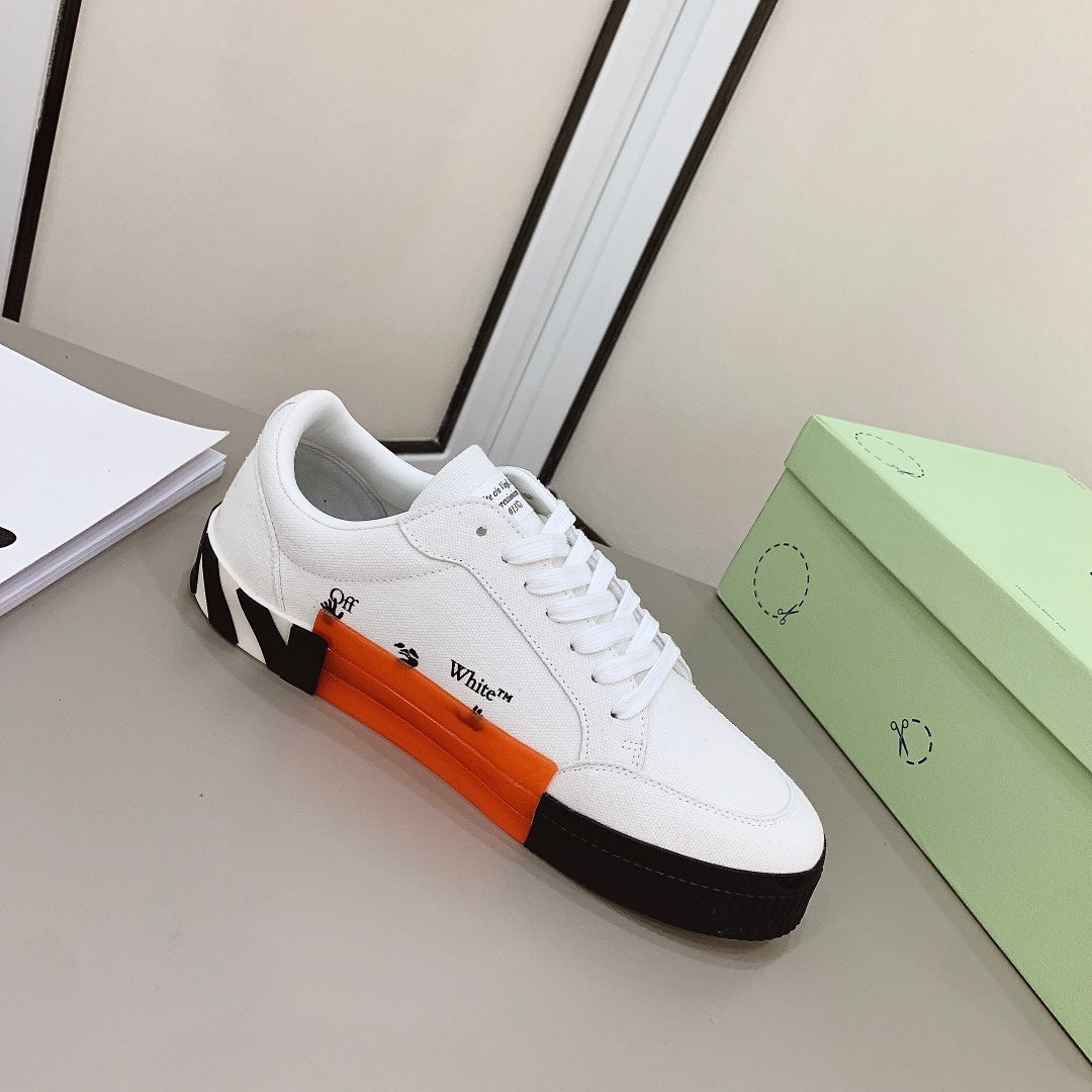 Tênis Canvas Branco Cano Baixo Detalhe Costuras