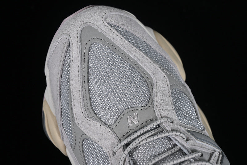 Tênis Runner Cinza com Detalhe Lilás