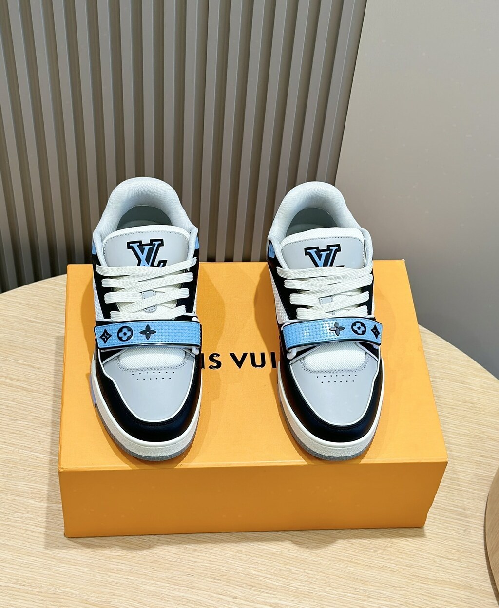 Tênis Velcro Couro Azul Branco