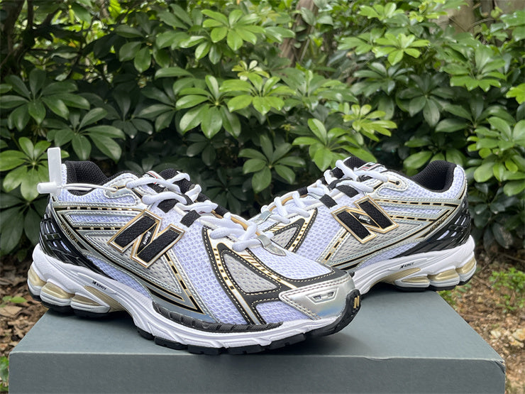 Tênis Runner Malha Branco Detalhes Dourado
