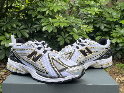 Tênis Runner Malha Branco Detalhes Dourado