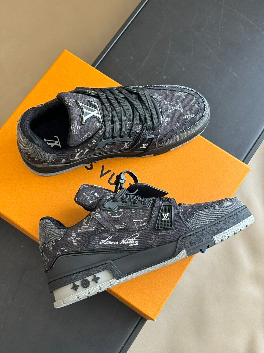 Tênis Casual Cano Baixo Preto com Detalhe Cinza