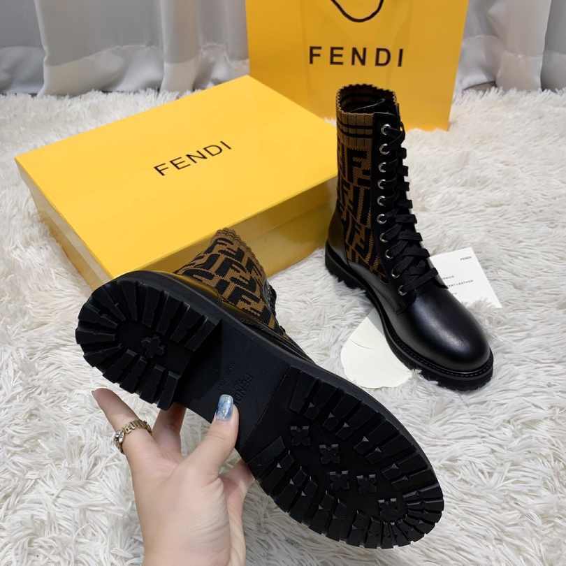 Bota Couro Preto Cano Médio Estruturada