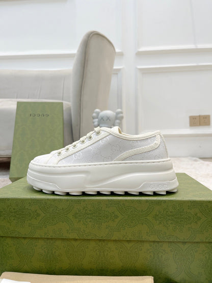 Tênis Canvas Branco Padrão Entrelaçado