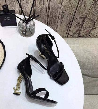 Sandália Couro Preto Tira Frontal com Medalhão