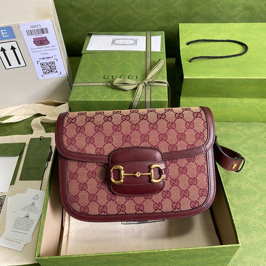 Bolsa Satchel Couro Letras Entrelaçadas Marrom com Fivela Metálica
