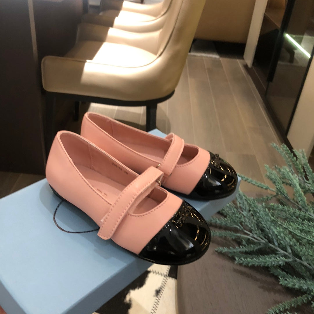 Sapatilha Infantil Lona Rosa com Placa Triangular Frontal