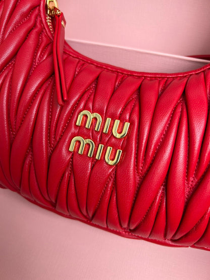 Bolsa Hobo Mini Cetim Acolchoado Vermelho