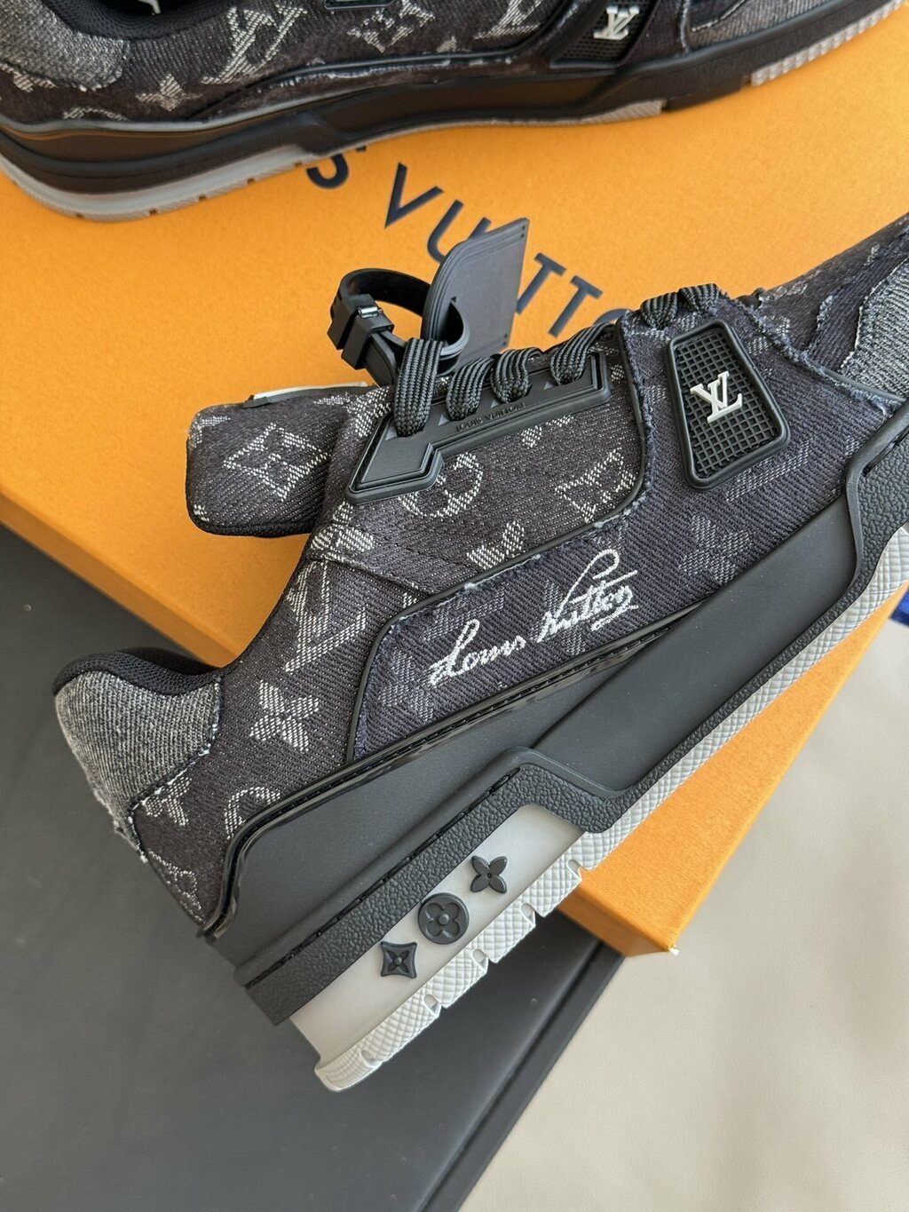 Tênis Casual Cano Baixo Preto com Detalhe Cinza
